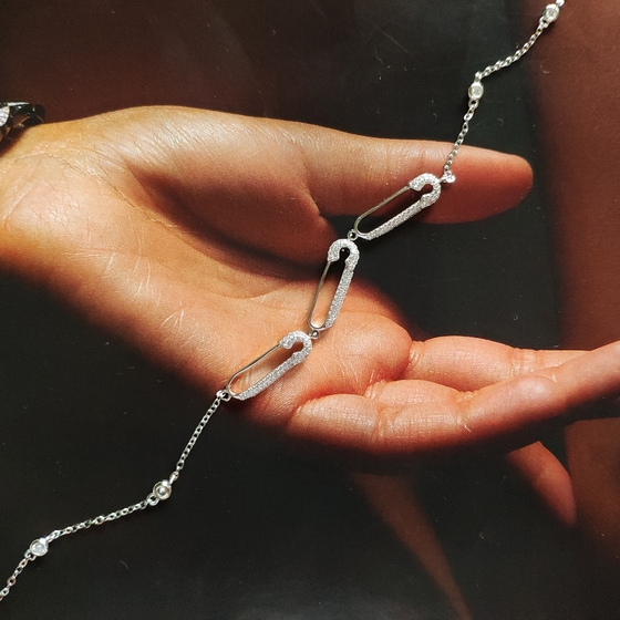 Silver necklace with phianites