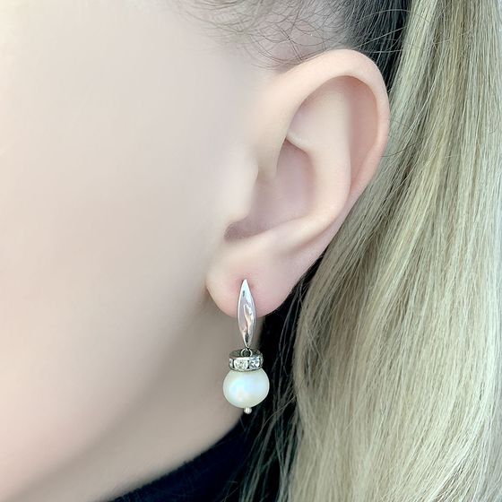 Silver earrings with pearls