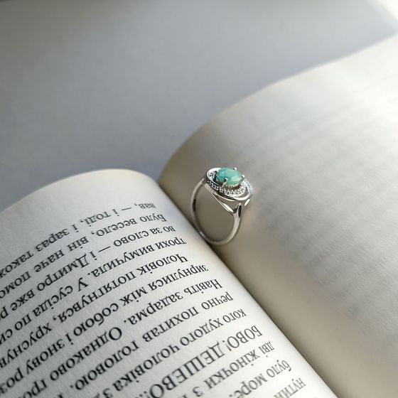 Sterling silver ring with emerald 1.35ct, phianites