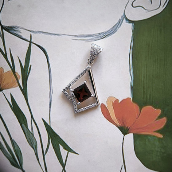 Серебряная подвеска с гранатом 1.701ct