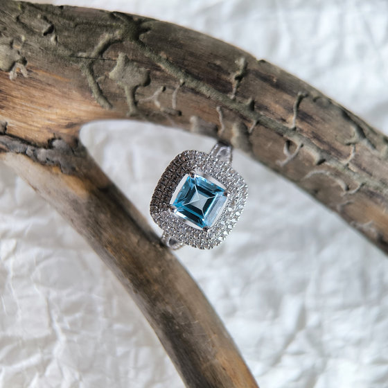 Срібна каблучка з топазом 3.289ct, фіанітами