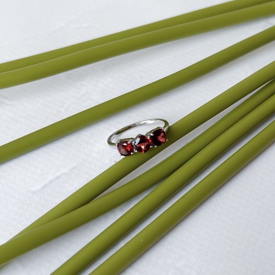 Серебряное кольцо с гранатом 2.242ct