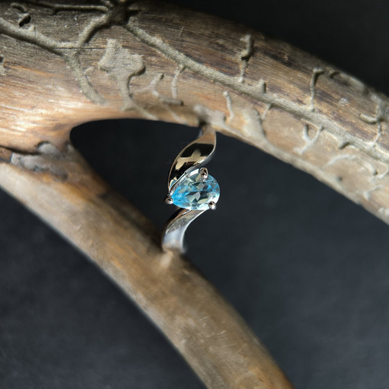 Серебряное кольцо с топазом 0.875ct