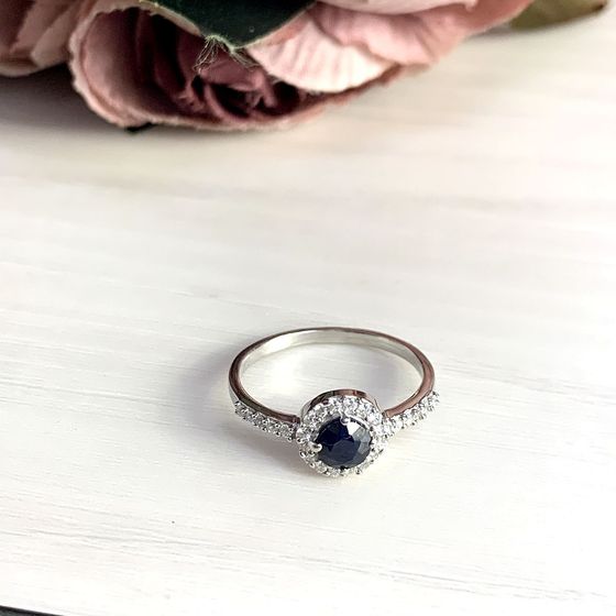Silver ring with a 1.028-carat sapphire