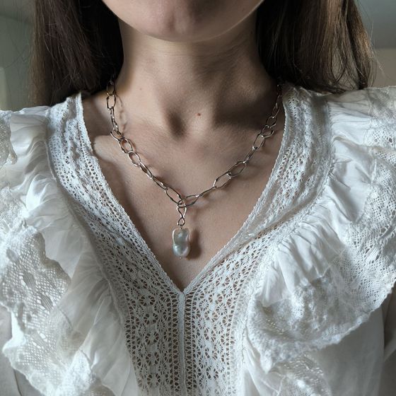 Серебряное колье с жемчугом барочным