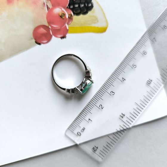 Sterling silver ring with 2.62ct emerald, phianites