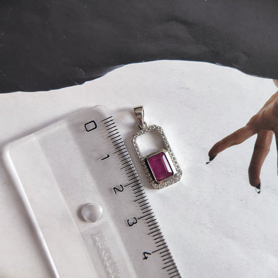 Срібна підвіска з рубіном 1.736ct, фіанітами
