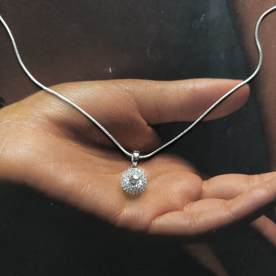 Silver pendant with cubic zirconia
