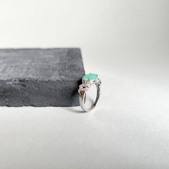 Sterling silver ring with 2.62ct emerald, phianites