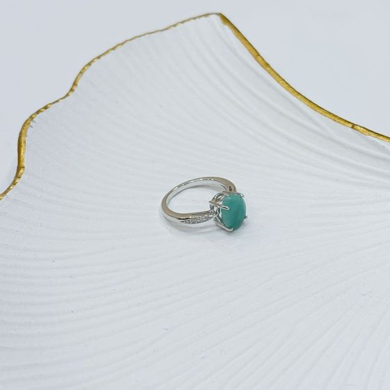 Silver ring with a 2.483-carat emerald and cubic zirconia