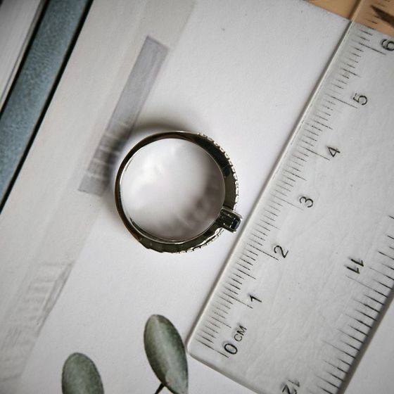 Серебряное кольцо с сапфиром 0.66ct, фианитами