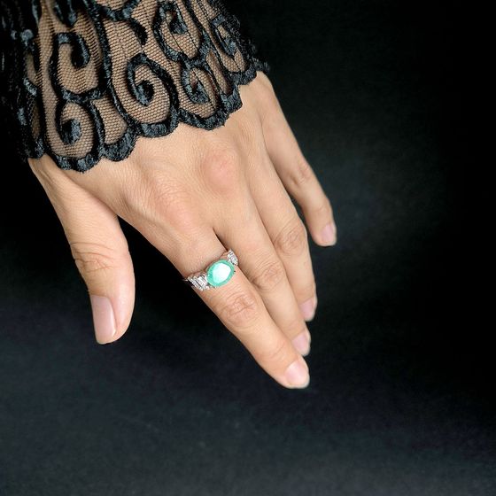 Sterling silver ring with 2.62ct emerald, phianites