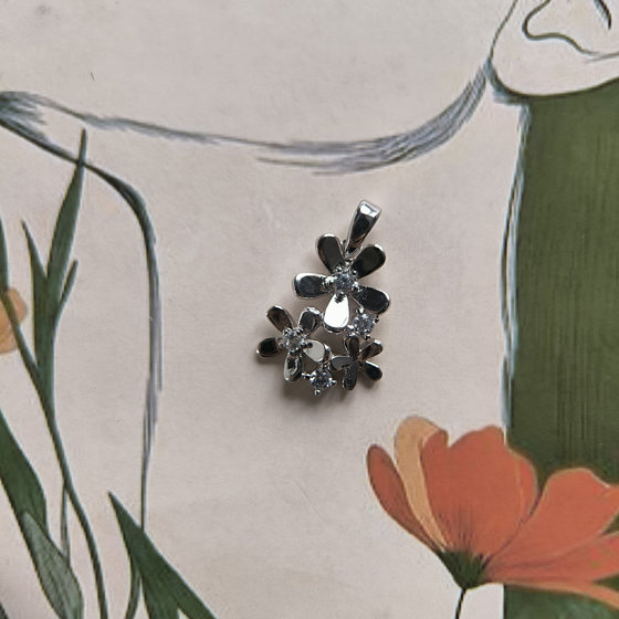 Silver pendant with cubic zirconia