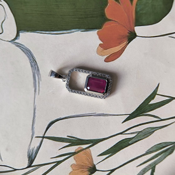 Срібна підвіска з рубіном 1.736ct, фіанітами