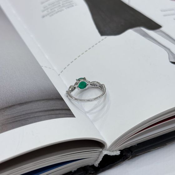 Silver ring with agate (1.085 carats)