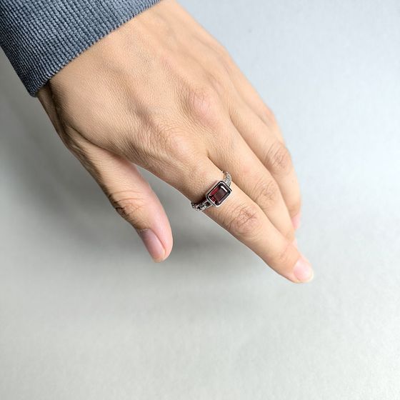 Серебряное кольцо с гранатом 1.905ct