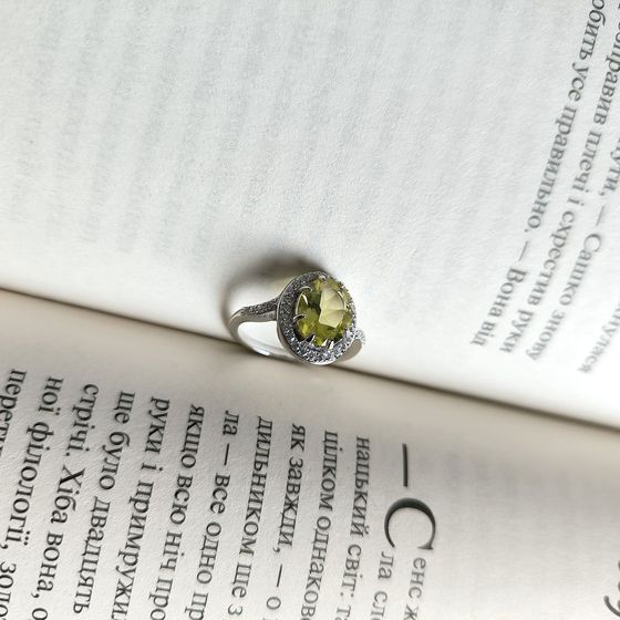 Sterling silver ring with 2.698ct green quartz, phianites