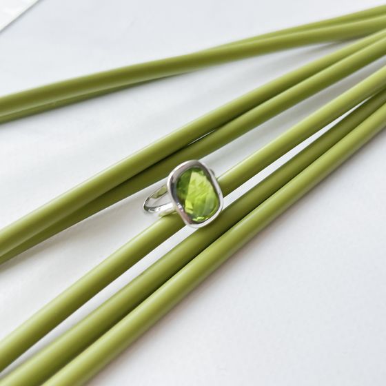 Серебряное кольцо с хризолітом 6.933ct