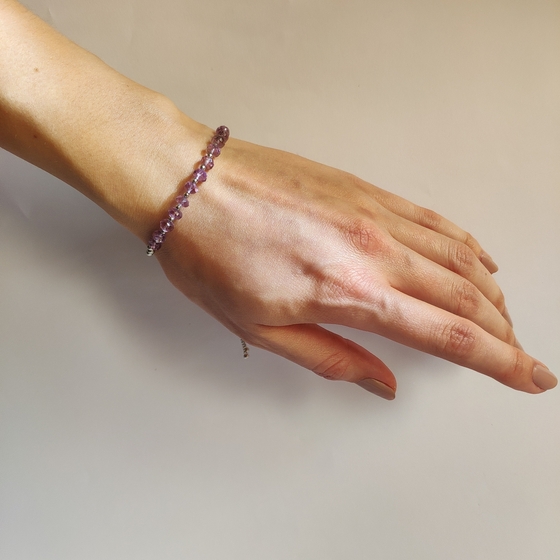 Silver bracelet with a 9.44-carat amethyst