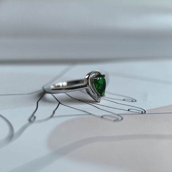Серебряное кольцо с изумрудом nano 0.605ct