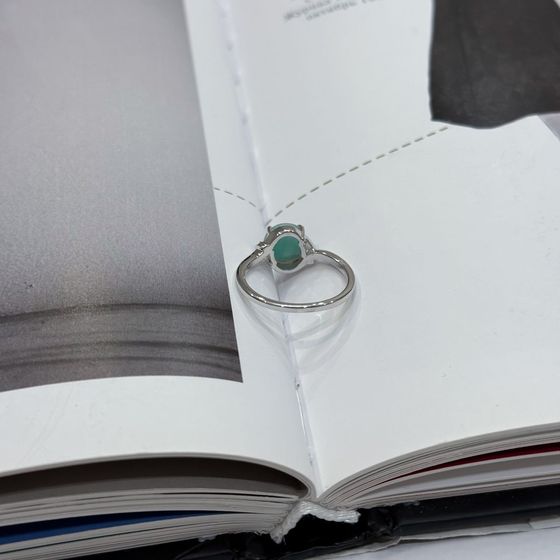 Silver ring with a 1.708-carat emerald