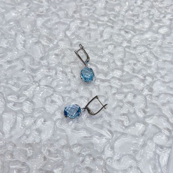 Silver earrings with a 10.883-carat topaz