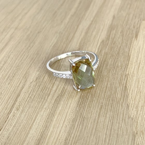 Silver ring with a 3.53-carat sultana